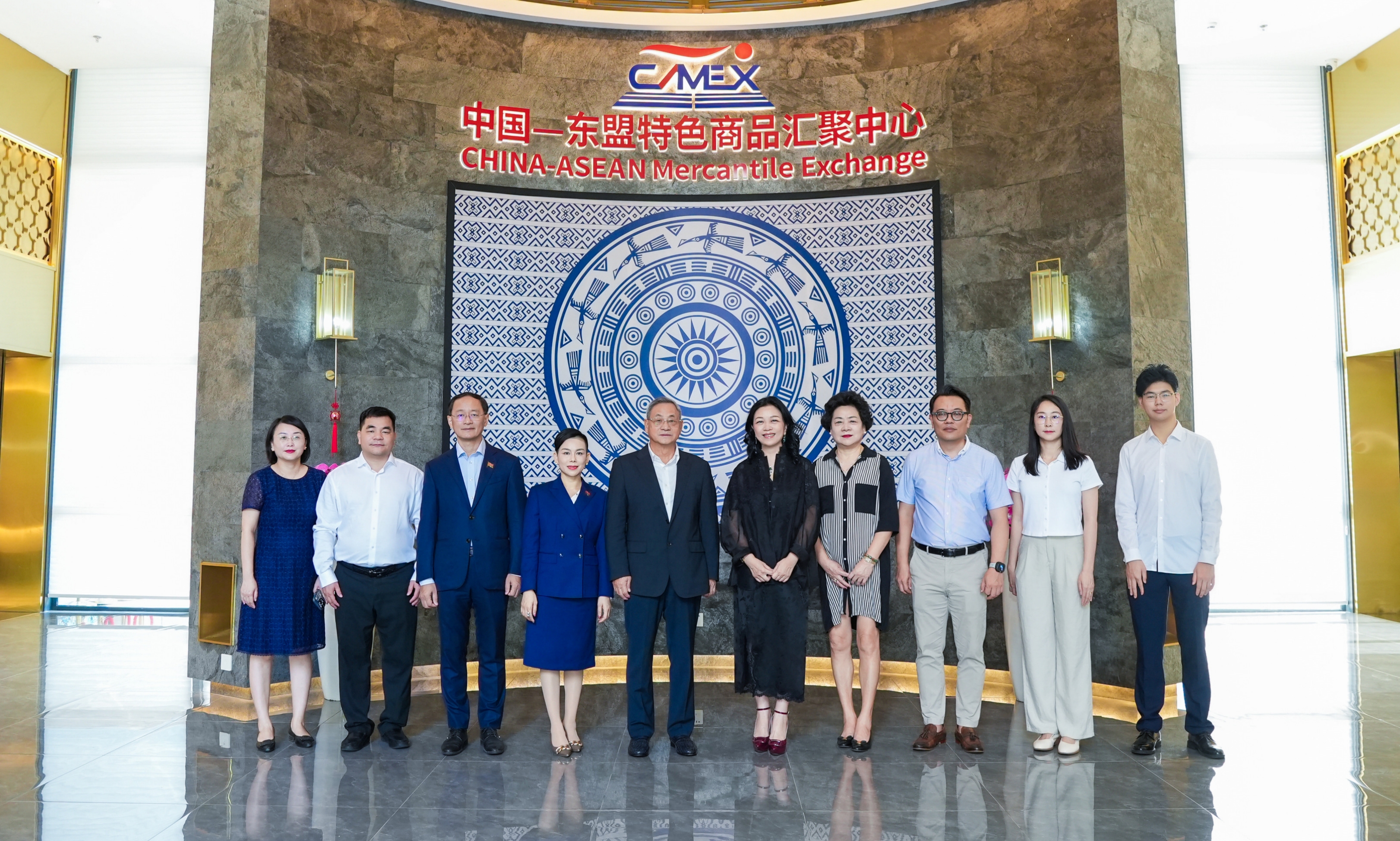 柬埔寨RCEP產(chǎn)業(yè)合作委員會(huì)及柬埔寨國(guó)際商會(huì)青年發(fā)展處一行到匯聚中心、水果交易中心參觀(guān)考察