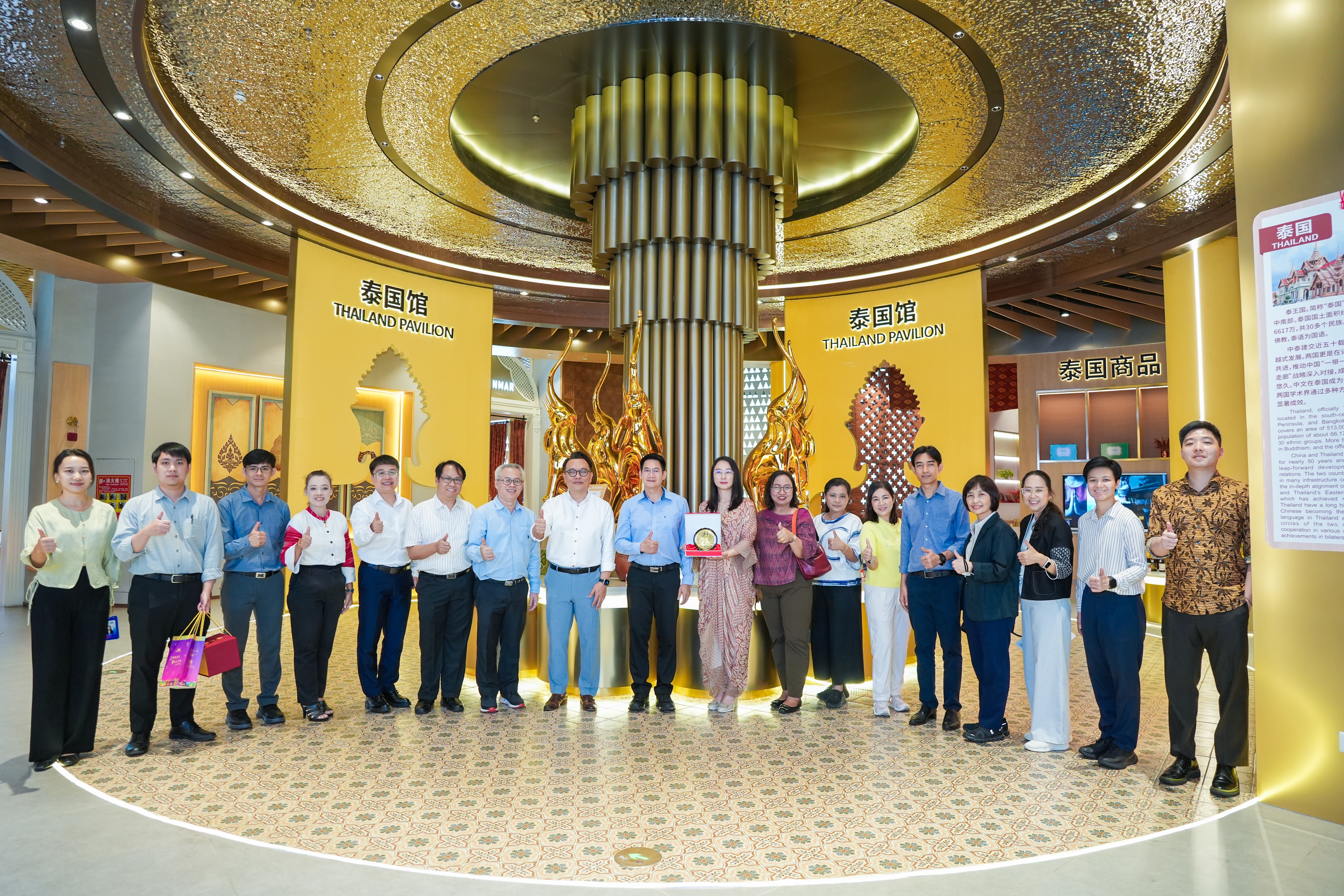 泰北經(jīng)濟(jì)領(lǐng)域公務(wù)員代表團(tuán)一行到中新物流園、匯聚中心參觀(guān)考察