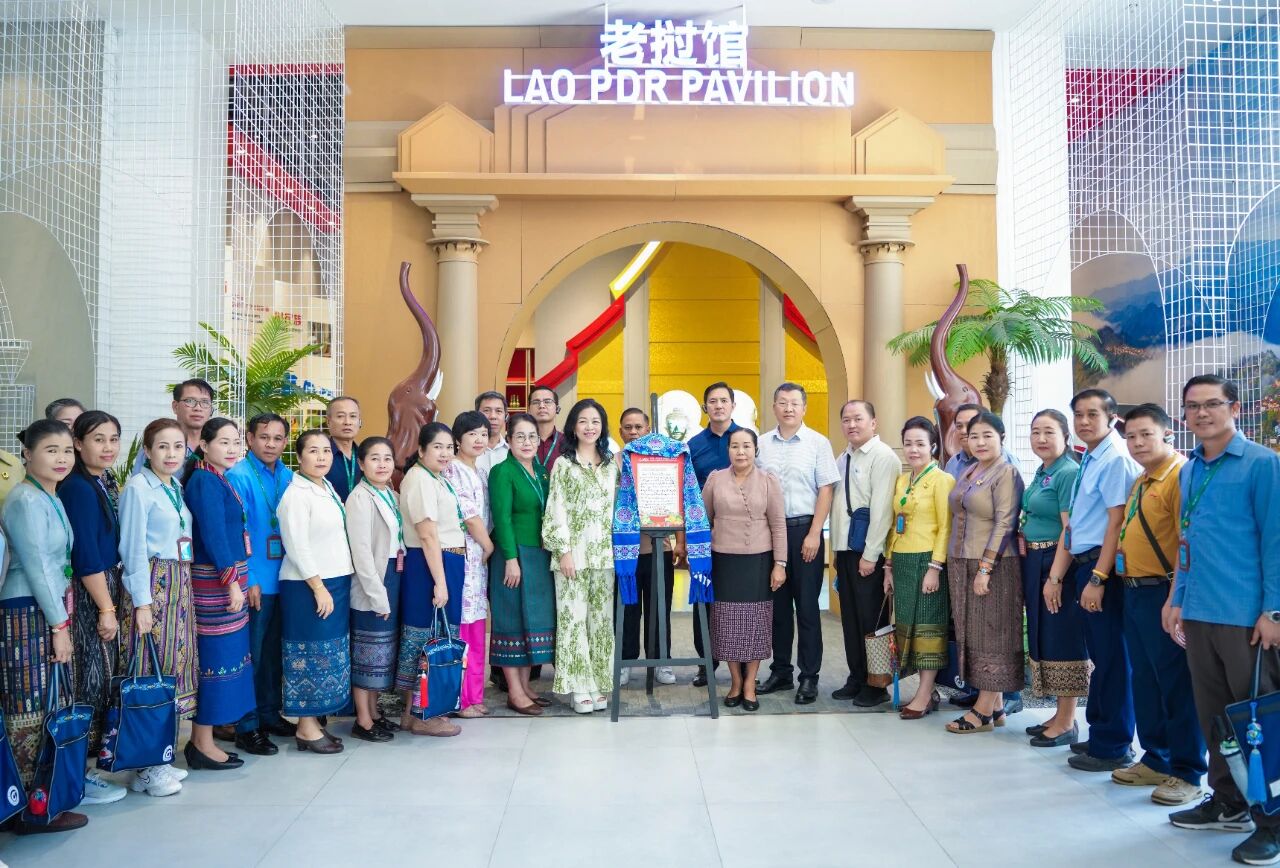 老撾建國(guó)陣線(xiàn)中央副主席、紀(jì)委書(shū)記希帕占·南塔馮薩率團(tuán)到中新物流園、匯聚中心參觀(guān)考察